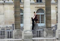 Tzw. kolumny Burena w podworcu Palais-Royal w Paryżu, przykład państwowego mecenatu(Photo : AFP)