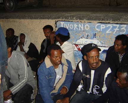 Każdej nocy imigranci z Afryki lądują na maleńkiej Lampedusie. (Photo: Olivier Chermann/RFI)