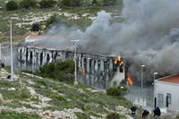 Centrum Identyfikacji i Wydaleń na Lampedusie, bunt nielegalnych imigrantów 17 lutego 2009.(Photo : Reuters)