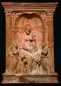 Donatello, tabernakulum z <em>Adoracją Madonny z Dzieciątkiem przez dwóch aniołów</em>, terrakota, 1415-1420, Museo Civico, Prato©Archivio Museo Civico di Prato
