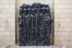 Rzeźba Borisa Saktsiera" Korczak i Dzieci Getta" w Instytucie Jad Waszem w Jerozolimie
