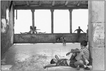 <em>Simiane-la-Rotonde</em>, Francja, 1969, Muzeum Sztuki Nowoczesnej Miasta Paryża(Photo : H. Cartier-Bresson / Magnum Photos)