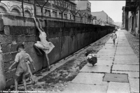 <em>Mur berliński</em>, 1962(Photo : H. Cartier-Bresson / Magnum Photos)