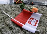 Róża i polska flaga na grobie majora Henryka Sucharskiego na Westerplatte.(Foto: Reuters)