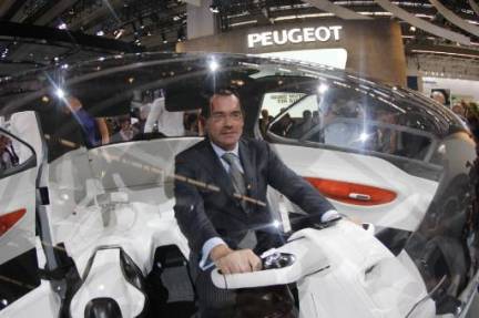 Jean-Marc Gales, jeden z dyrektorów firmy Peugeot w koncepcyjnym autku "i-On"© Reuters