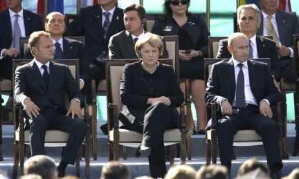 Tusk, Merkel, Putin w czasie popołudniowych uroczystościReuters