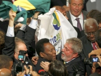 Pele całuje prezydenta Lulę po ogłoszeniu Rio de Janeiro gospodarzem Igrzysk Olimpijskich w roku 2016. Foto: Reuters