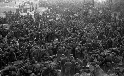 Polscy żołnierze czekający na transfer z jednego obozu do drugiego, wrzesień 1939 (ECPAD)