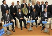 Na forum APEC: przedstawciele m.in. sułtanatu Brunei, Chin i Kanady, 14 listopada 2009.fot. REUTERS/Julian Abram Wainwright