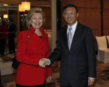 Amerykańska sekretarz stanu, Hillary Clinton, i szef chińskiej dyplomacji, Yang Jiechi, przed dwustronnym spotkaniem na marginesie APEC, 14 listopada 2009. fot. REUTERS/Russell Boyce