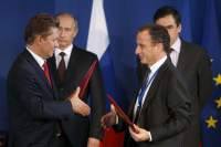 Dyrektorzy koncernów EDF i Gazprom podpisali umowy pod okiem premiera Putina i Fillona. (Foto: Reuters)