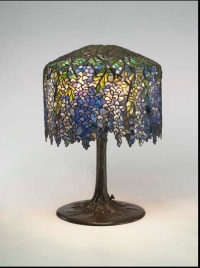 Louis C. Tiffany, lampa "Glicynie", ok. 1901. Szkło Favrile, ołów, brąz. Richmond, The Virginia Museum of Fine Arts©Photo : Katherine Wetzel