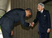 Powitanie Obamy przez cesarza Japonii Akihito, 14 listopada 2009.fot. REUTERS/Jim Young 