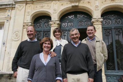 Od lewej, z przodu: Jean i Marie-Hélène Chanfreau oraz Patrice Pagès. Od lewej z tyłu: Caroline Chanfreau-Philippon i Cyril Forget (dyrektor handlowy).fot. Agnieszka Kumor, RFI