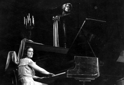 Maria Bilińska-Riegerowa podczas recitalu szopenowskiego w 1949 r.