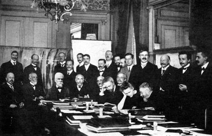Maria Skłodowska-Curie w otoczeniu największych naukowców 20. wieku, drugi po prawej Albert Einstein