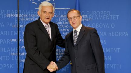 Ambasador Jan Tombiński (z prawej) z przewodniczącym Parlamentu Europejskiego Jerzym Buzkiem (Foto: Parlament Europejski)