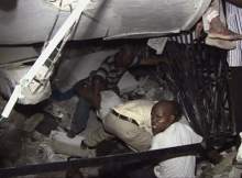 Mężczyźni pomagają studentom uwięzionym pod gruami uniwersytetu w Port-au-Prince© REUTERS/Reuters TV 