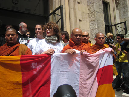 Джейн Биркин с бирманскими буддийскими монахами в Каннах.Фото: И. Домбровская