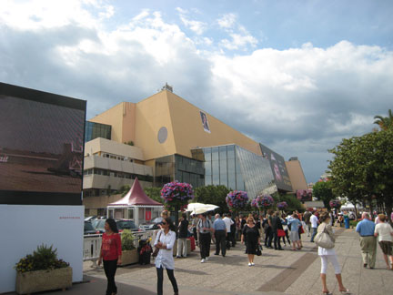 Каннский дворец фестивалей. Главный вход. На фронтоне - афиша фестиваля этого года, а также фотография Ингрид Бетанкур (вверху) французской заложницы в Колумбии.