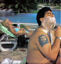 У Марадоны на плече вытатуирован Че Гевара. Кадр из фильма Э.Кустурицы.© Wild Bunch Distribution