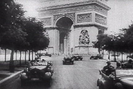 Нацистские оккупанты близ площади Звезды в Париже в 1940 г.(Photo : Frank Capra (director), U.S. War Department)