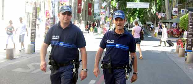  В Авиньоне полиция и жандармы патрулируют круглые сутки.Photo: Nina Carel/RFI