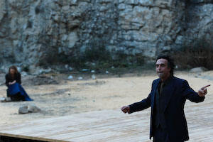 Сцена из спектакля "Полуденная межа".©Christophe Raynaud de Lage/Festival d'Avignon