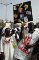 Демонстрации в Дакаре против роста цен на продукты. Апрель 2008.(Photo: AFP).