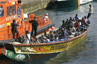 Береговая стража Испании задерживает нелегальных иммигрантов из Африки.(Photo : AFP)