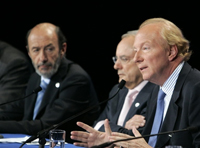 Справа налево: Брис Ортефё, французский министр по делам иммиграции; Жак Барро, еврокомиссар, и Альфредо Перес Рубалькаба, министр внутренних дел Испании. (Photo: AFP).