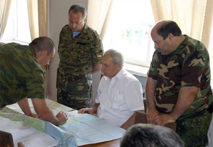 Лидер самопровозглашенной республики Абхазия Сергей Багапш и абхазские военначальники
(Photo : Reuters)