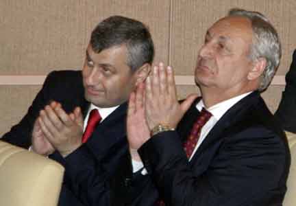 Лидеры Южной Осетии и Абхазии Э.Кокойты и С.Багапш на заседении Госдумы России 25 августа 2008(Photo: Reuters)