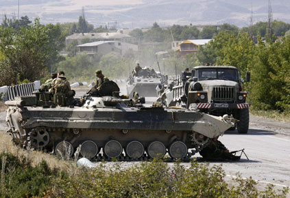 Российская военная техника на дороге близ Гори 18 августа 2008 г.Фото: REUTERS/Gleb Garanich