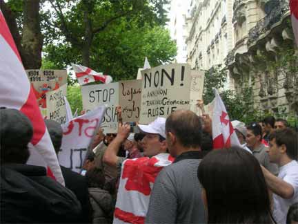 Демонстрация протеста грузинской диаспоры перед посольством России в Париже 10 августа 2008 г.