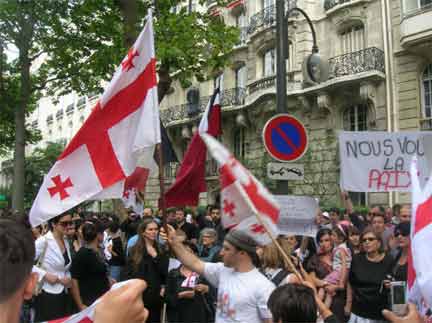 Демонстрация протеста грузинской диаспоры перед посольством России в Париже 10 августа 2008 г.