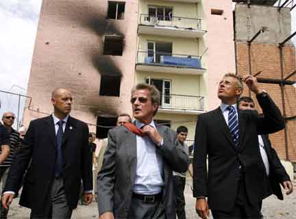 Министр иностранных дел Франции Бернар Кушнер у домов, пострадавших от российской бомбардировки в грузинском городе Гори утром 11 августа 2008 г.(Photo : REUTERS/David Mdzinarishvili)
