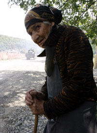 Пожилая грузинская женщина на дороге близ деревни Авневи в Южной Осетии 29 августа 2008 года. Международный комитет Красного креста выразил обеспокоенность судьбой пожилых людей, находящихся в изолированных боями селах Южной Осетии.Фото:  REUTERS/Sergei Karpukhin