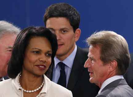 Главы дипломатических ведомств Франции, США и Великобритании Бернар Кушнер,и Кондолиза Райс и Дэвид Милибанд на совещании НАТО в Брюсселе 19 августа 2008.(Photo: Reuters)