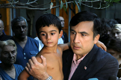 Михаил Саакашвили встретился с беженцами в Тбилиси 16 августа 2008 г.Фото:  REUTERS/Irakli Gedenidze