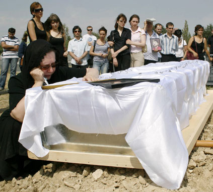 Юлия Климчук, мать убитого фоторепортера Александра Климчука, на гробе сына во время похорон в Тбилиси 18 августа.Фото: REUTERS/Vladimir Valishvili