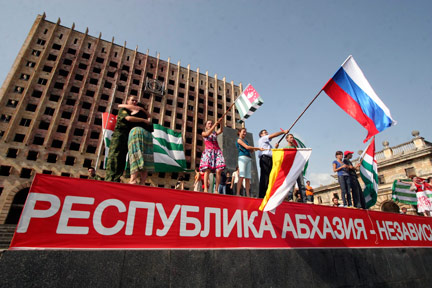 Участники митинга в Сухуми с радостью встретили решение Москвы о признании независимости Абхазии и Южной Осетии.Фото : Reuters