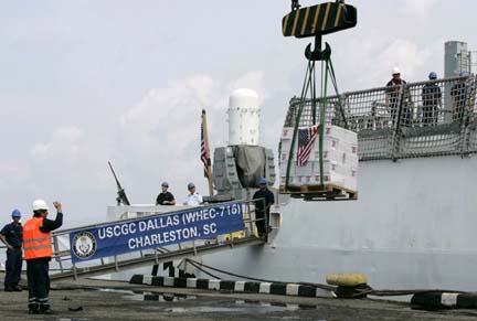 Американские моряки и грузинские портовые работники занимаются разгрузкой гуманитарной помощи, доставленной на борту Dallas, в порту Батуми, 27 августа 2008.(Photo: Reuters)