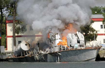 Грузинский военный корабль горит в порту города Поти, 13 августа 2008(Photo: Reuters)