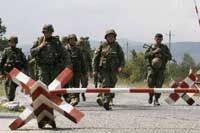 Грузинские солдаты на КПП миротворческих сил. Цхинвали, 8 августа 2008 г.Photo: Reuters