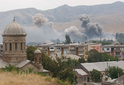 Гори после бомбардировки, 9 августа 2008.(Photo : Reuters)