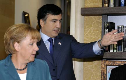 Ангела Меркель с Михаилом Саакашвили в Тбилиси, 17 августа 2008.(Photo: Reuters)
