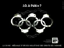 <i>Affiche lancée par Reporters sans frontières, une des associations qui sont contre l'élection de Pekin comme capitale olympique en 2008.</i>&copy; RSF