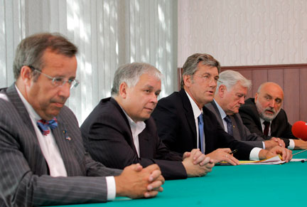 Лидеры Польши, Украины и трех государств Балтии в ходе встречи 12 августа 2008 г. Фото: Reuters