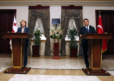 Министр иностранных дел Грузии Эка Ткешелашвили и министр иностранных дел Турции Али Бабаджан, Стамбул, 31 августа 2008.(Photo: Reuters)